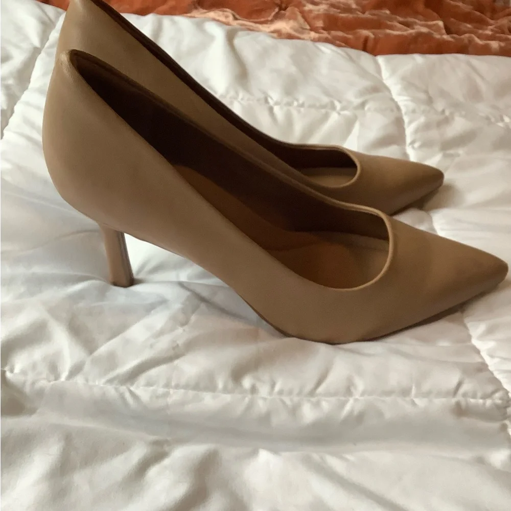 Nordstrom Rack Leather Pump Heels with Pointed Toe - Picture 2 of 4